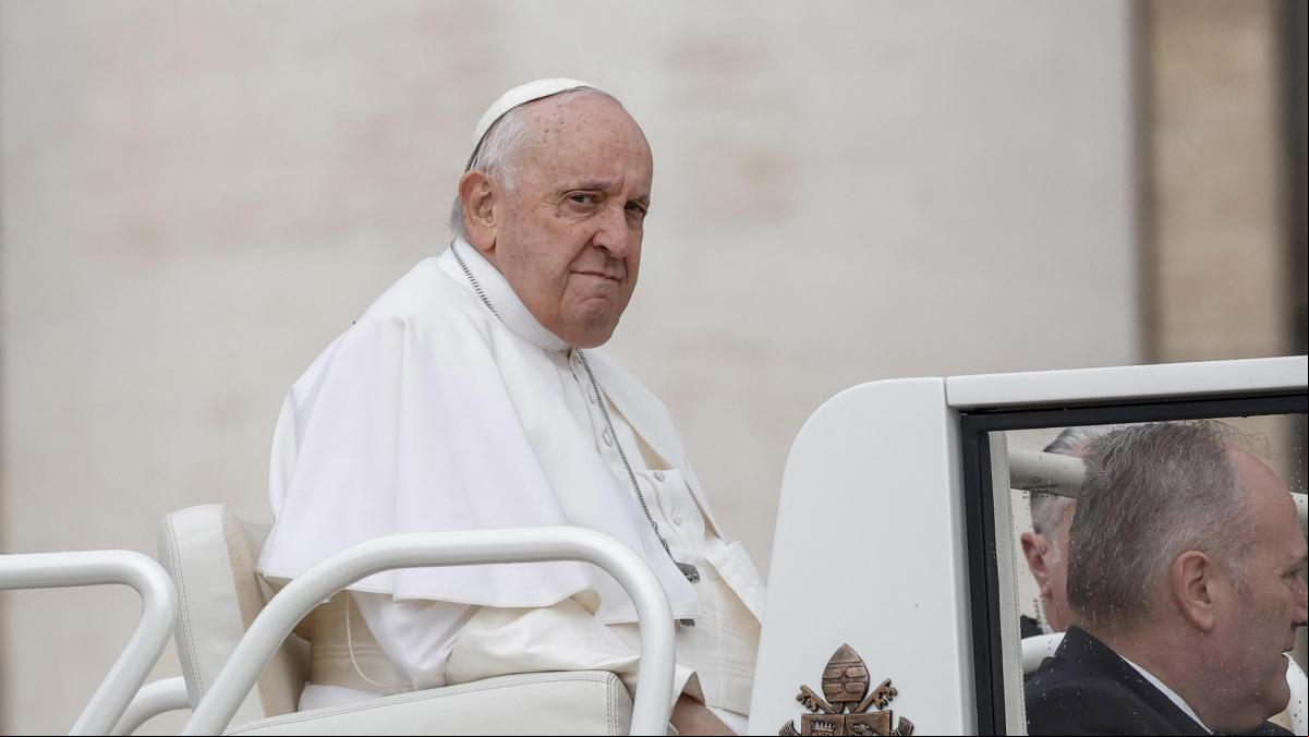 El papa Francisco pierde la paciencia con una feligresa y su perro: Señora, muchos niños sufren hambre