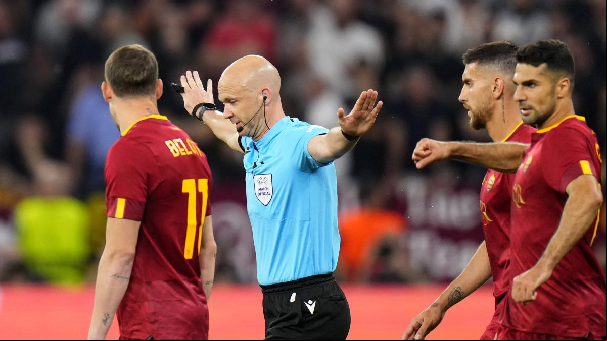 El árbitro Anthony Taylor fue increpado en el aeropuerto por aficionados de la Roma