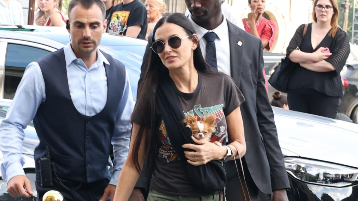 La curiosa forma de Demi Moore para llevar a su mascota: un portabebé