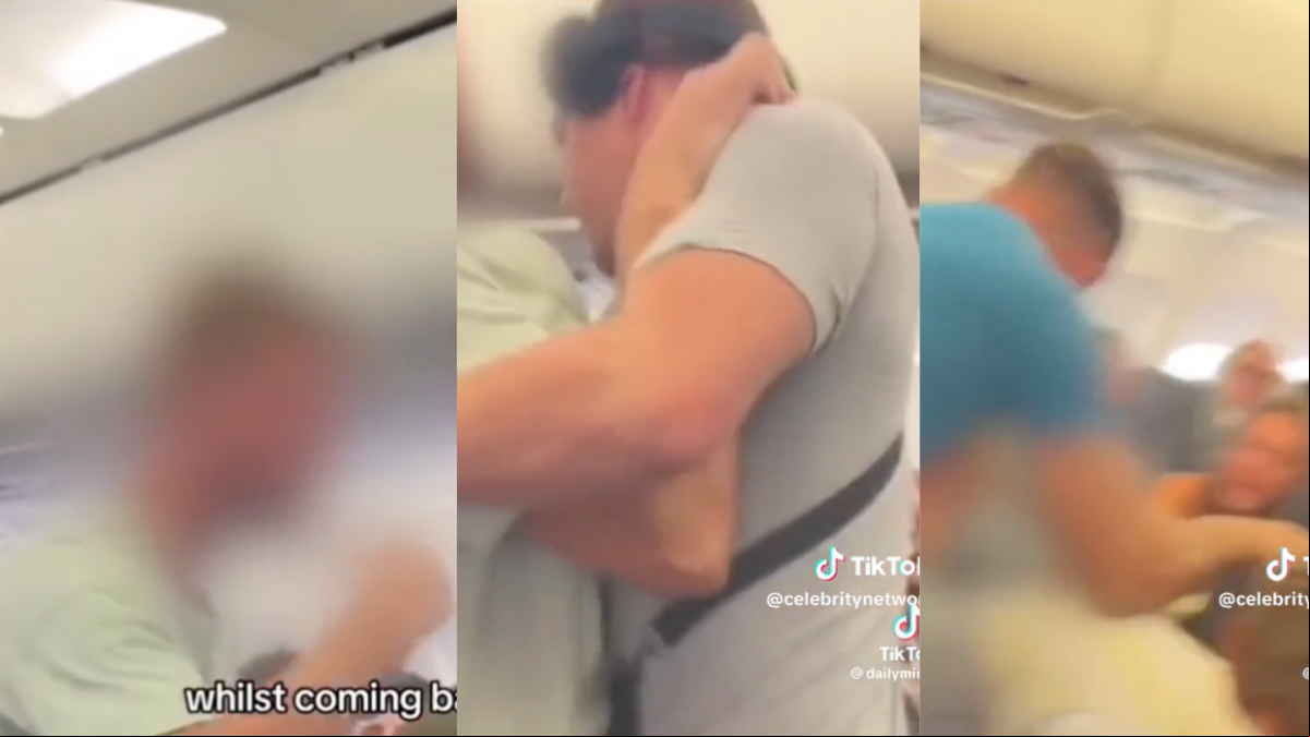 Un turista británico intenta abrir la puerta del avión en pleno vuelo y los pasajeros se lo impiden abalanzándose sobre él