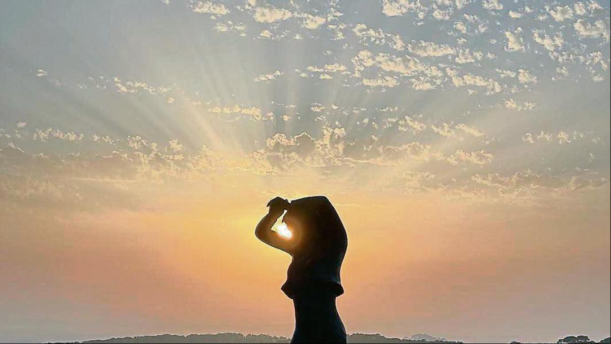 El sol baila con la estatua de Carmen Amaya en Begur