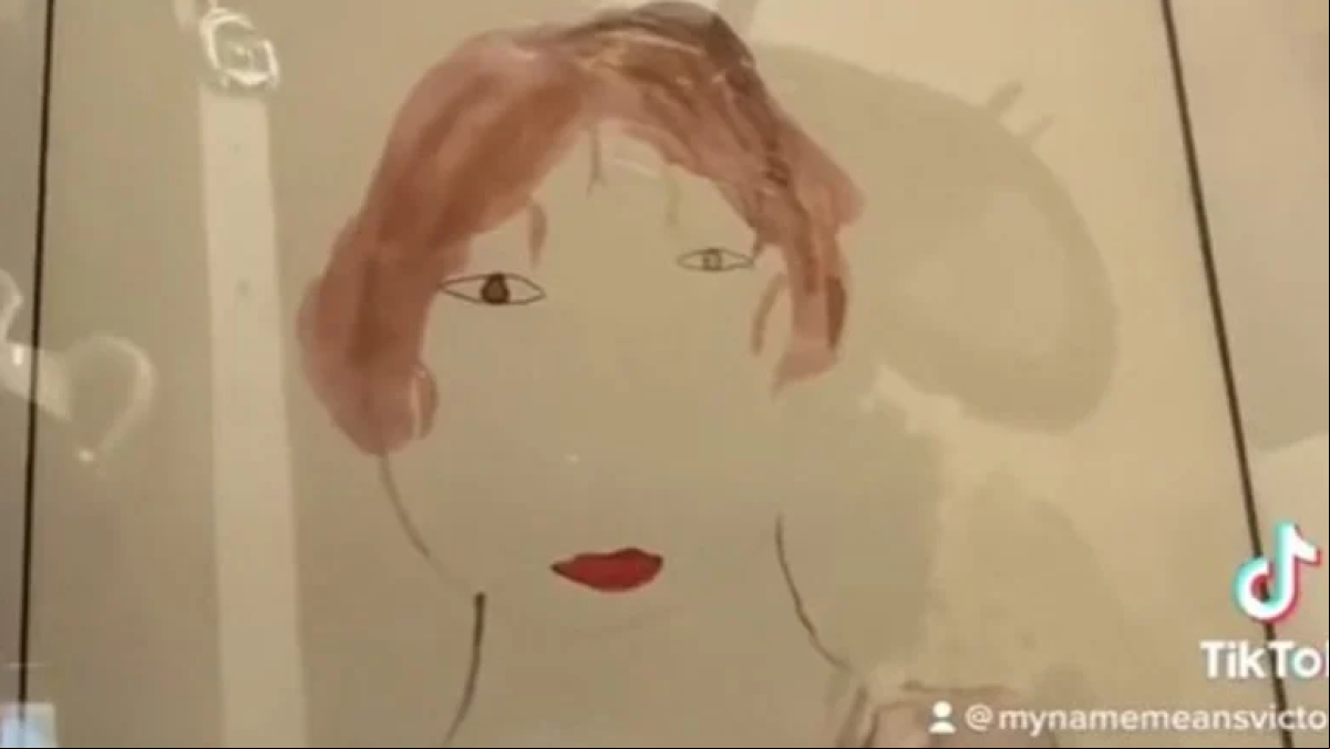 Descubre de casualidad que un dibujo que hizo cuando tenía 5 años se está vendiendo en una tienda a un precio considerable