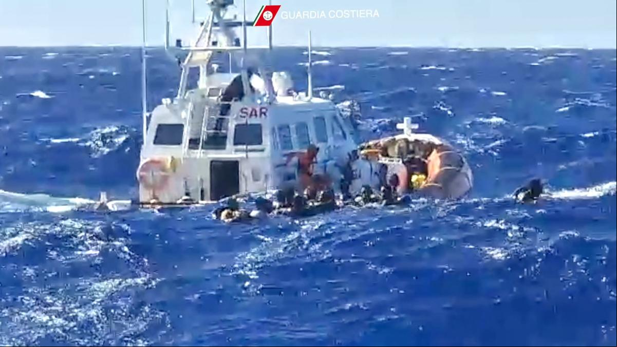 Mueren al menos 41 migrantes en un naufragio frente a la isla italiana de Lampedusa