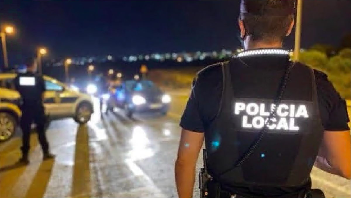 Localizan a dos niños caminando solos por una carretera de Elx castigados por su madre