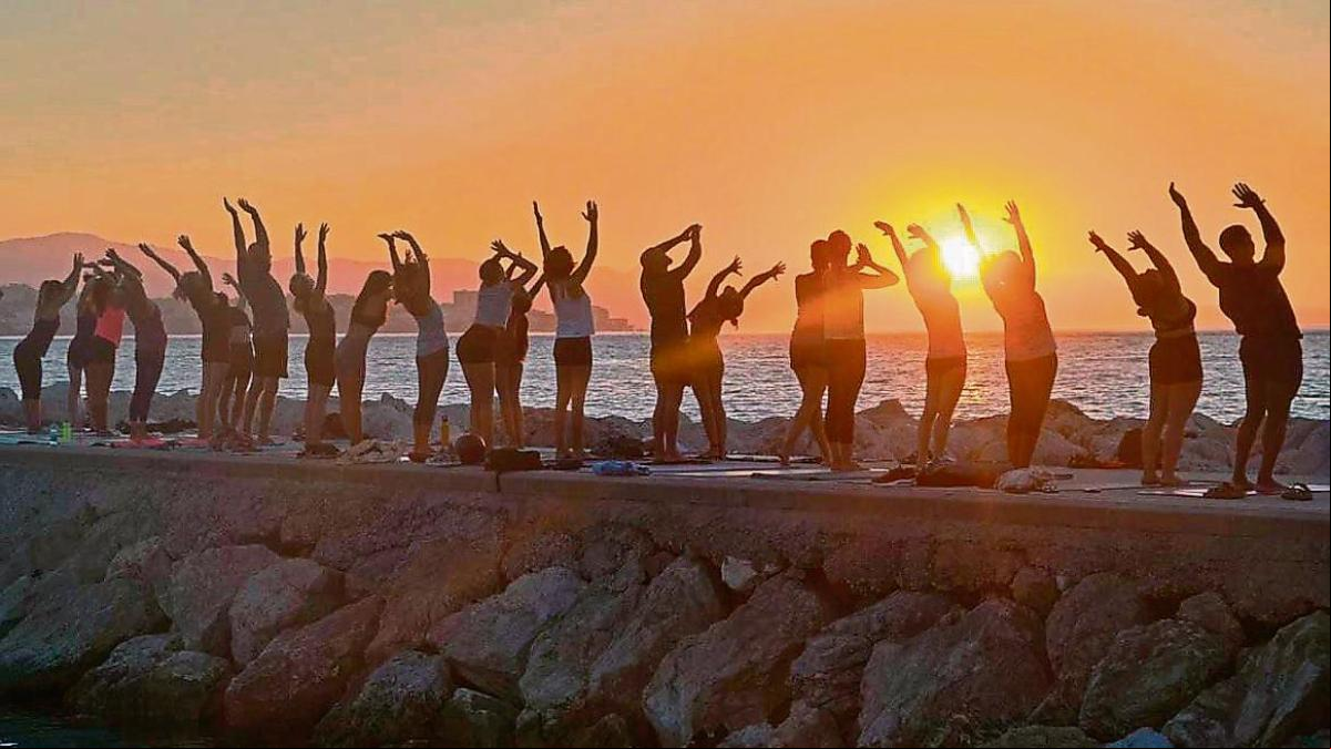 Acariciando el sol al amanecer en el espigón de Fuengirola