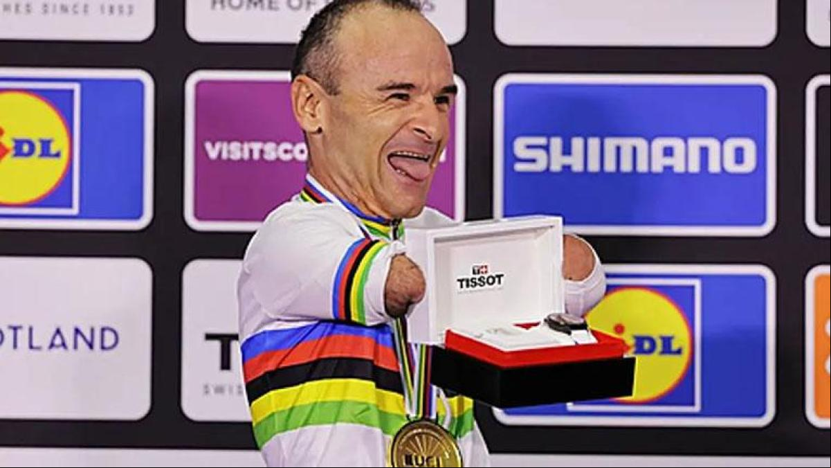 Polémica tras premiar a un deportista paralímpico sin brazos con un reloj de pulsera