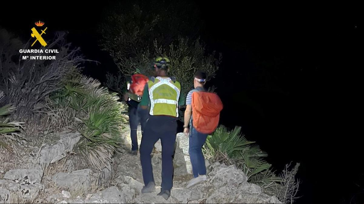 La Guardia Civil rescata el cuerpo sin vida de un senderista en una ruta de Alicante La Guardia Civil rescata el cuerpo sin vida de un senderista en una ruta de Alicante