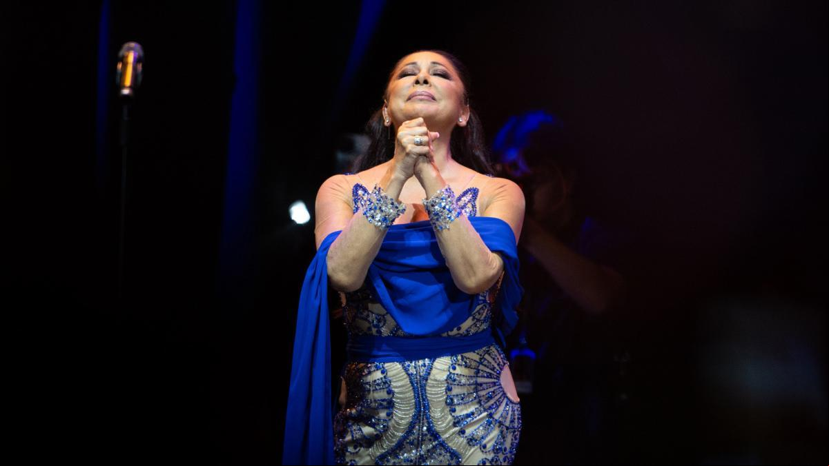 Isabel Pantoja repite estrategia y manda mensajes subliminales en su concierto de Las Palmas