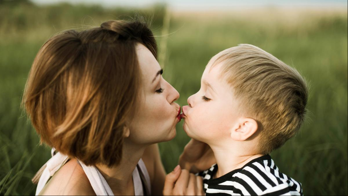 ¿Es necesario dar un pico a los hijos?