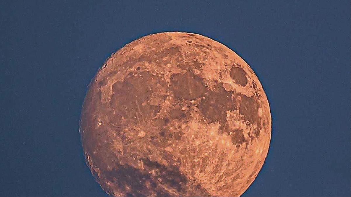 La superluna azul despide el verano