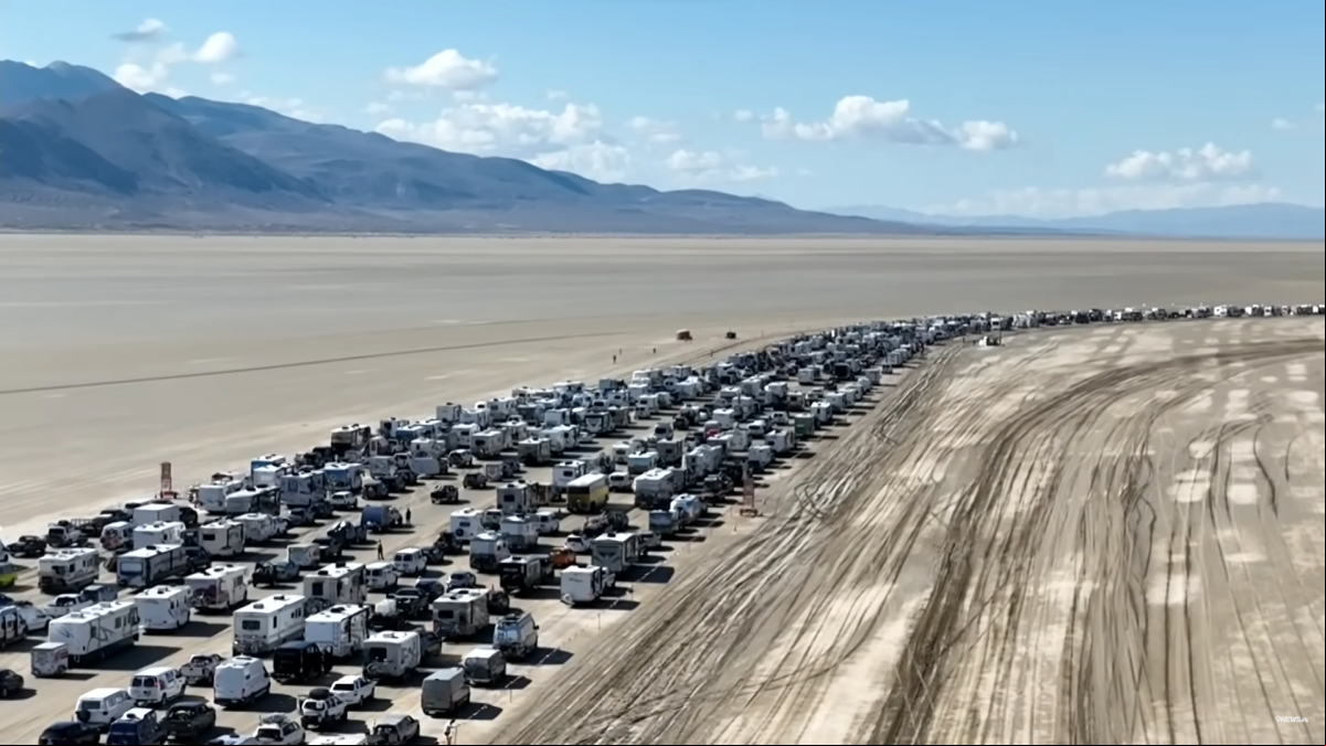 La última imagen del festival Burning Man recuerda a Mad Max: un atasco épico en pleno desierto