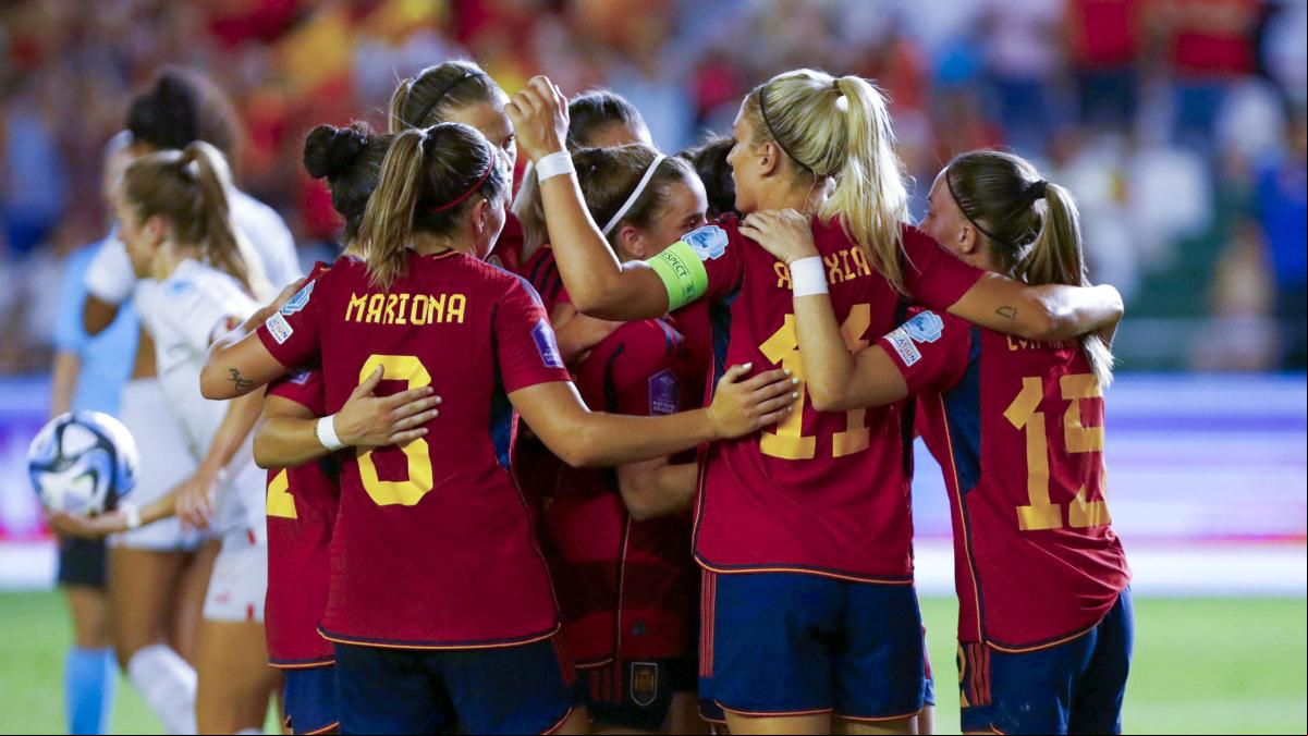 España aúna la reivindicación y la exhibición con récord y goleada a Suiza