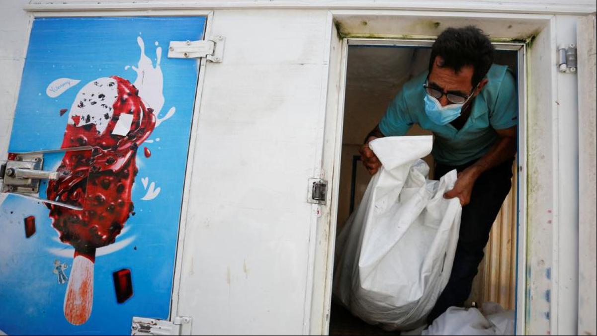 Camiones de helados, el recurso de Gaza para guardar los cadáveres
