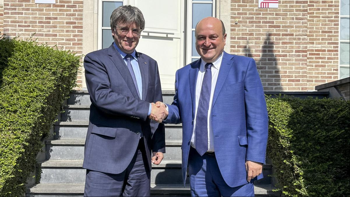 El PNV se volvió a reunir con Puigdemont la semana pasada para acercar la investidura de Sánchez