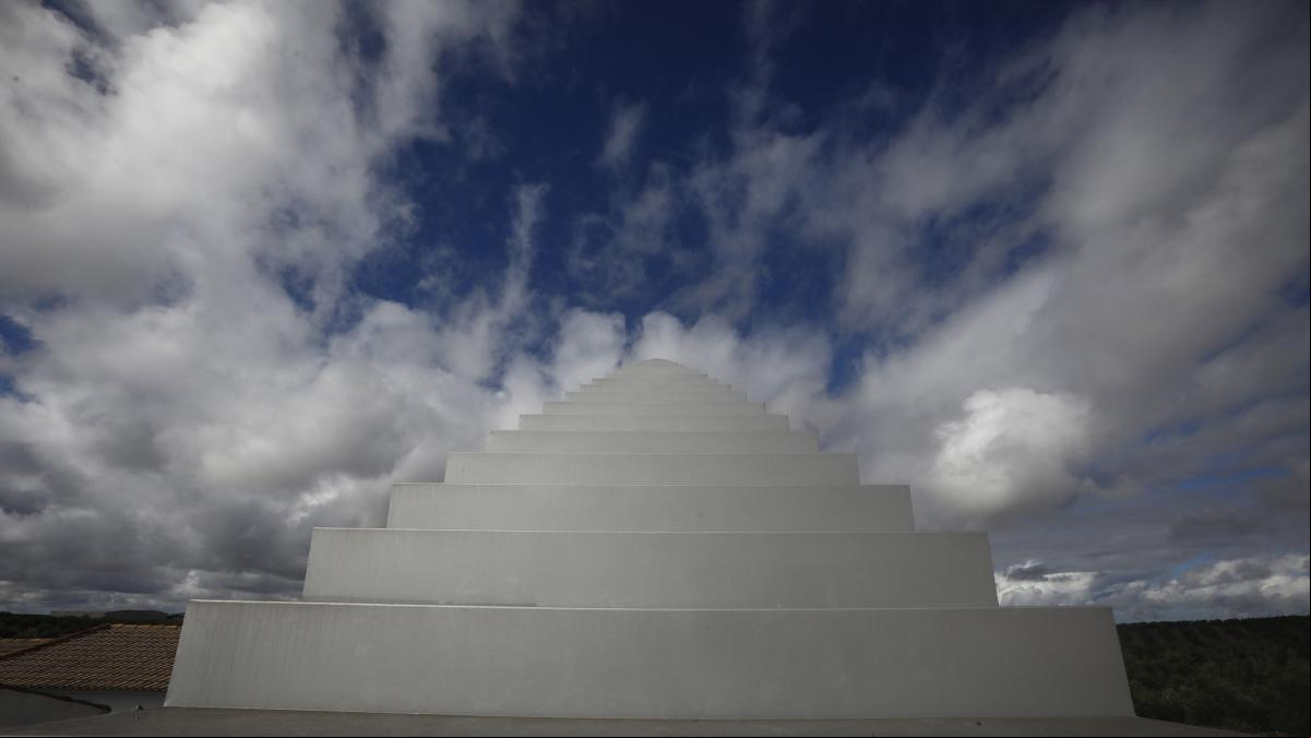Una escalera hacia el cielo: la escultura con efecto óptico en un cementerio de Córdoba
