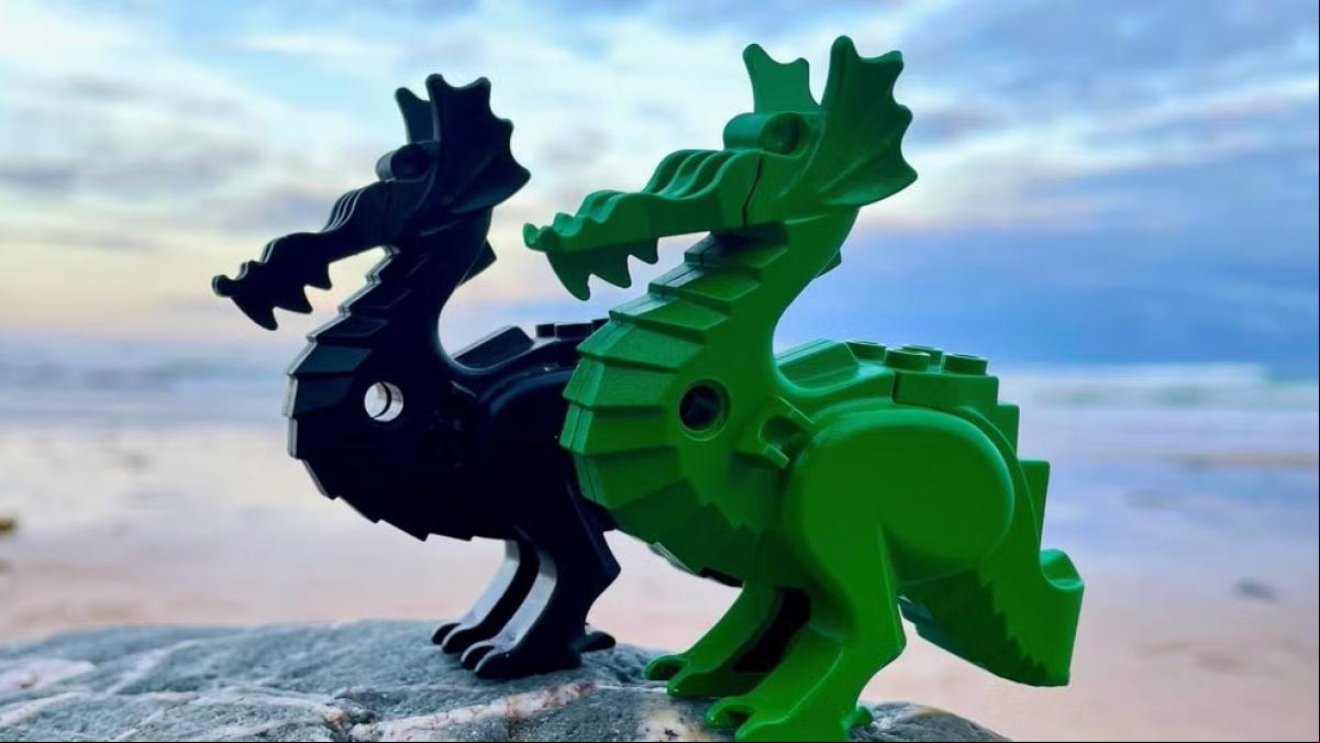 El naufragio de un contenedor con más de 5 millones de piezas de Lego sigue atrayendo a fans y buscadores en el mar