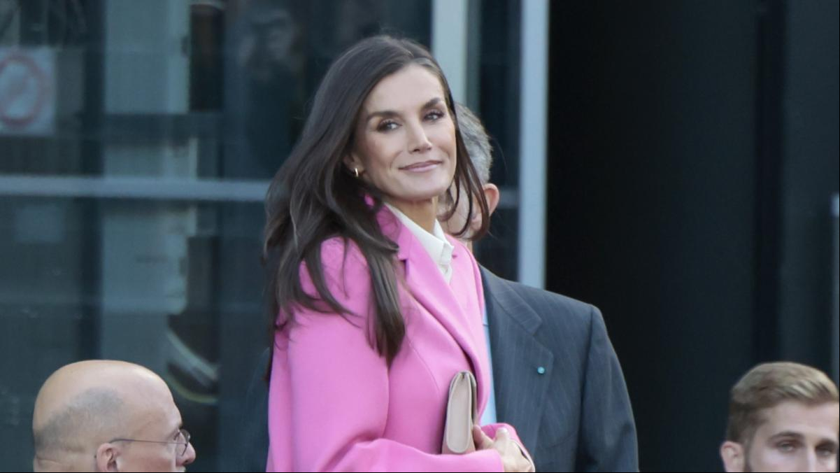 El último abrigo rosa chicle de Letizia que causa furor: tres versiones para sumarse a la tendencia