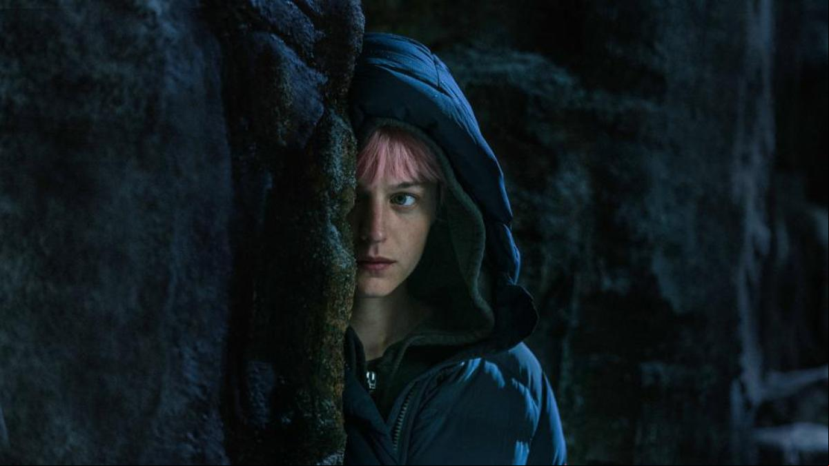 Emma Corrin, ahora detective en Asesinato en el fin del mundo