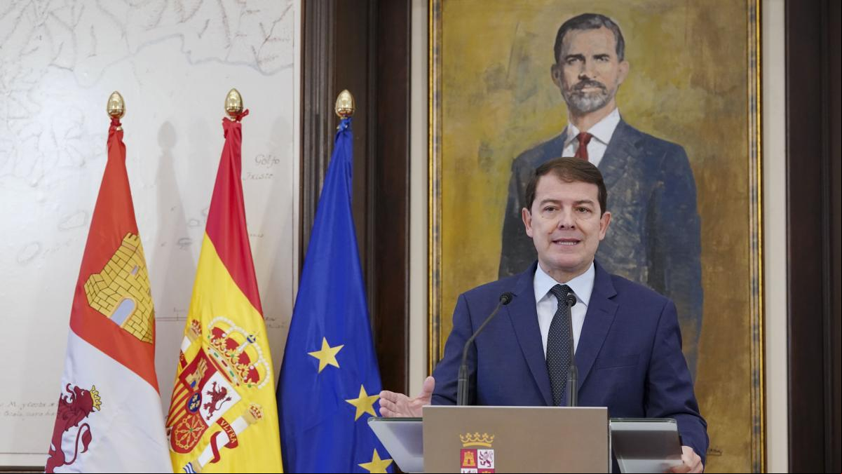 La cartera ondea sobre la bandera