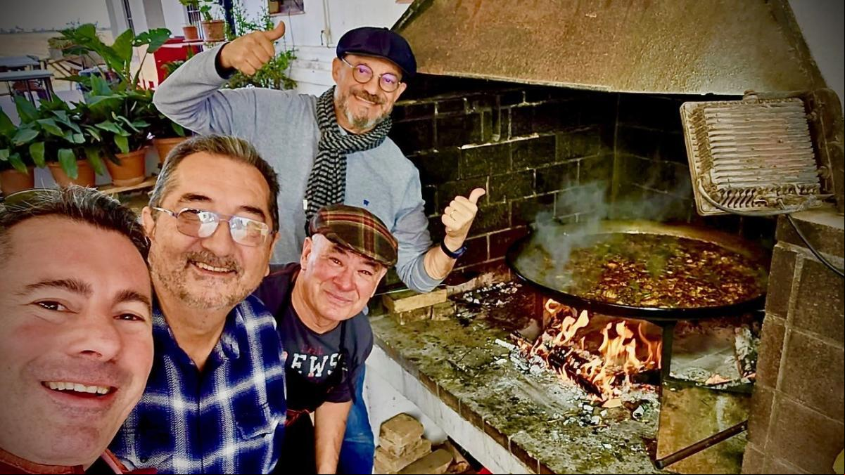 Cuñados y ayudantes en la paella