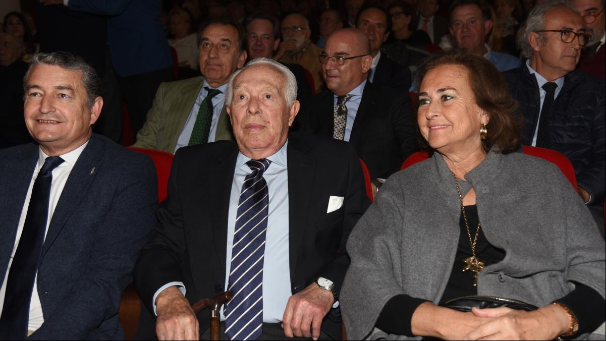 Una crisis respiratoria obliga a ingresar de nuevo a Curro Romero en el hospital