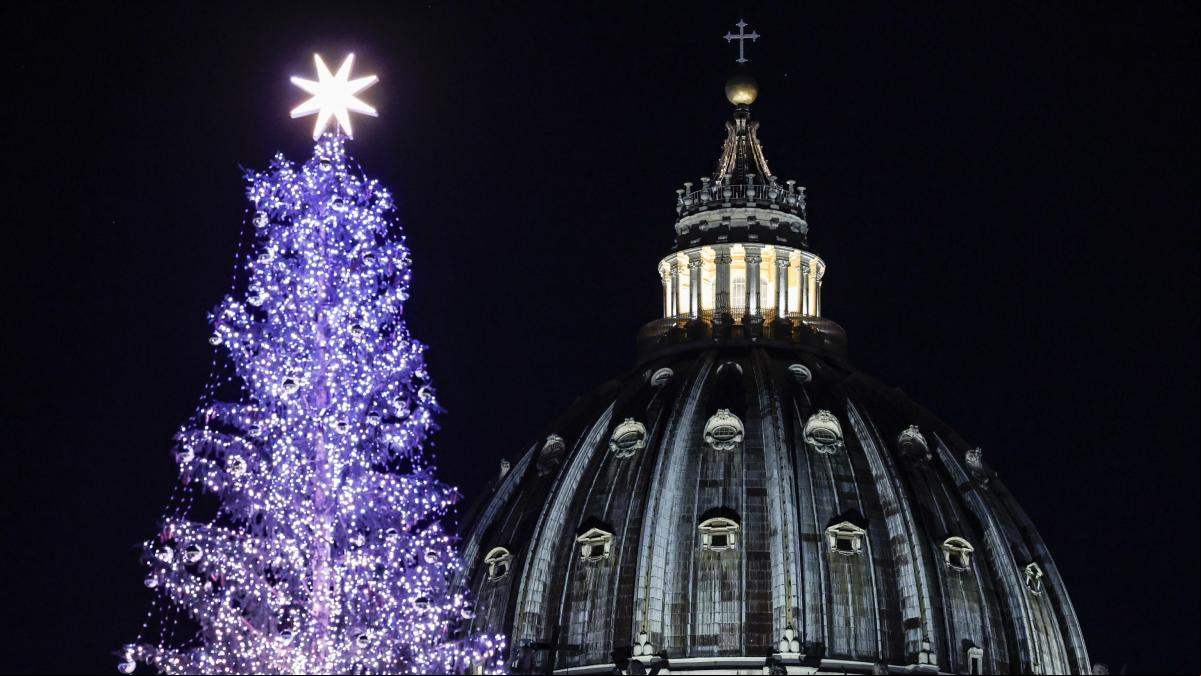 Encendido del tradicional árbol de Navidad en la plaza de San Pedro