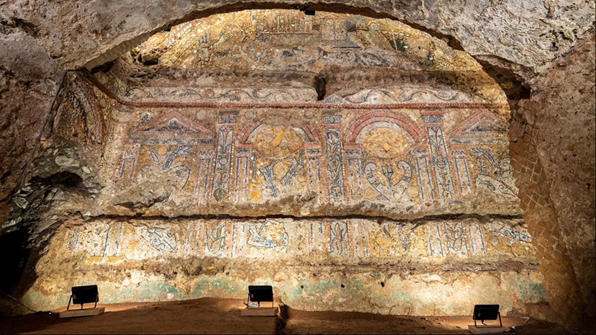 Hallan un mosaico sin comparación cerca del Coliseo de Roma