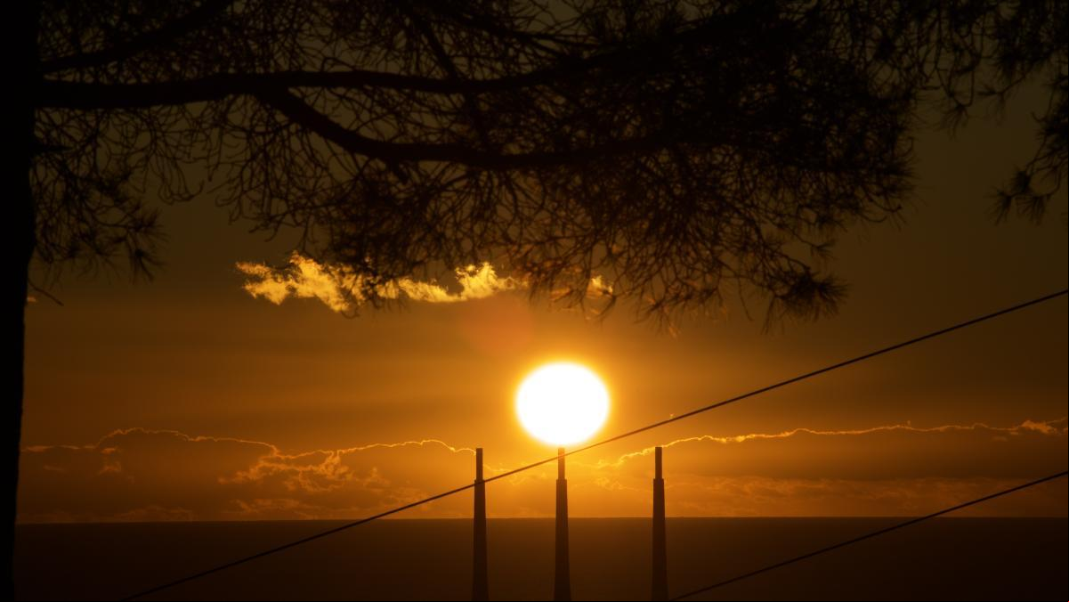 El primer sol de las tres chimeneas del Besòs