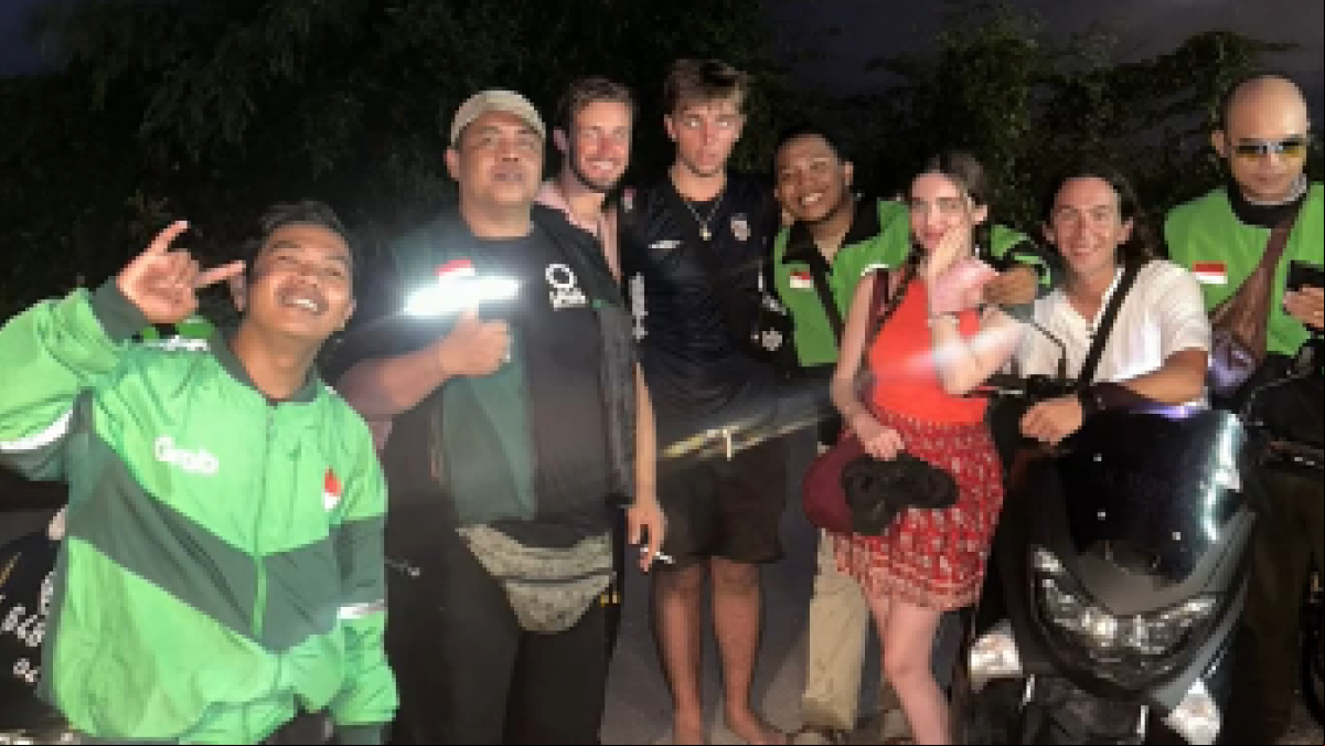 Trabaja como conductor, encontró el teléfono perdido de un turista y tuvo una jugosa recompensa: No puede ser