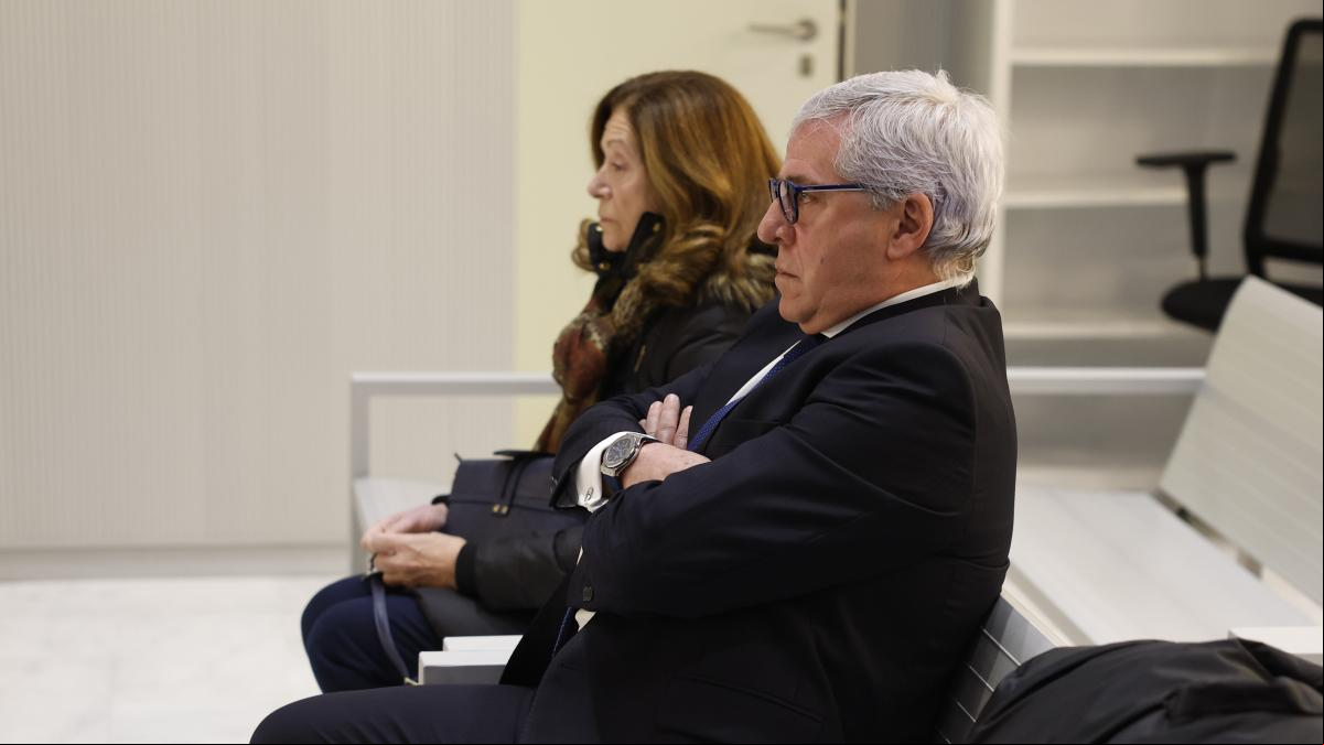 Cariño a cambio de dádivas: así funcionaba la red de Villarejo con el pagafantas