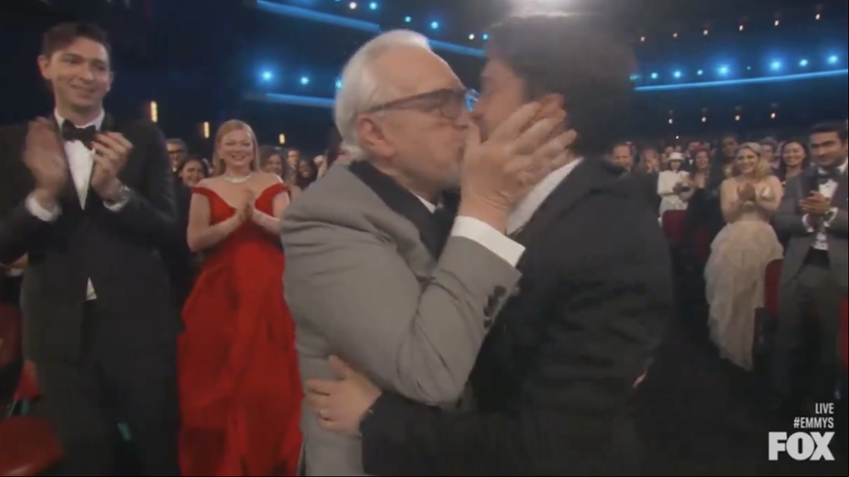 El ‘piquito’ en los Emmy entre Brian Cox y Kieran Culkin con el que han alucinado los fans de ‘Succession’