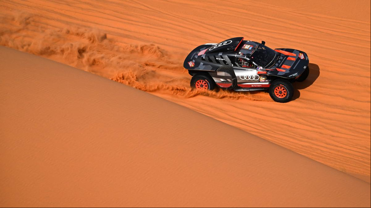 Carlos Sainz resiste a Loeb y mantiene el liderato del Dakar
