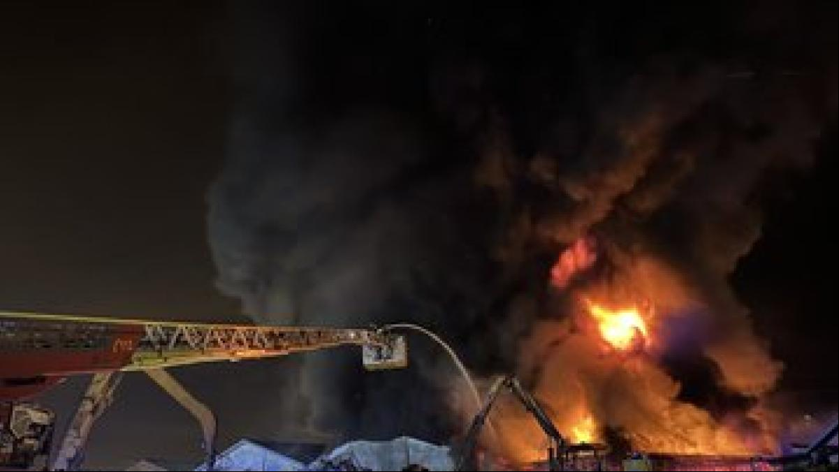 Un incendio, sin heridos, quema dos naves industriales en la localidad de Humanes