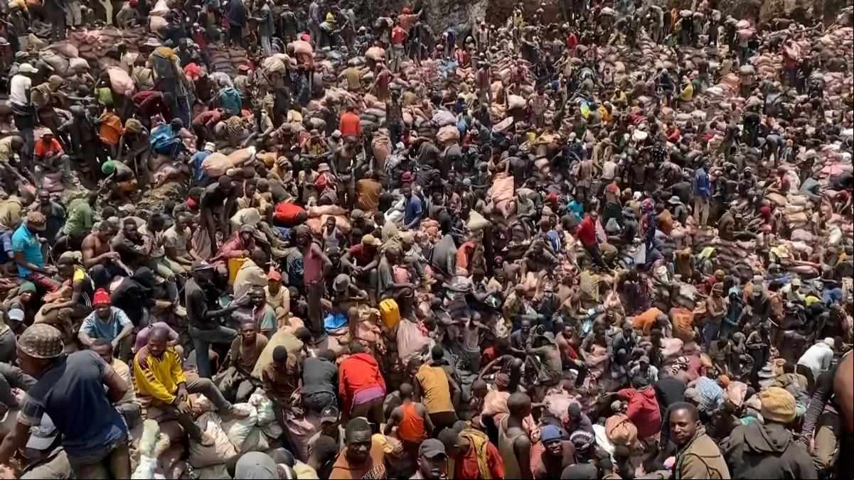 Las duras imágenes de la extracción de cobalto en el Congo