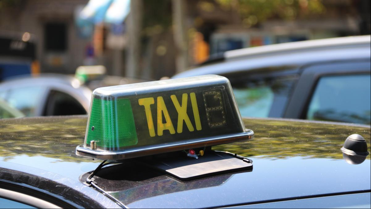 La irónica oferta para trabajar de taxista en Vigo que esconde una agria queja: Cobrarás el salario mínimo y el resto en un sobre