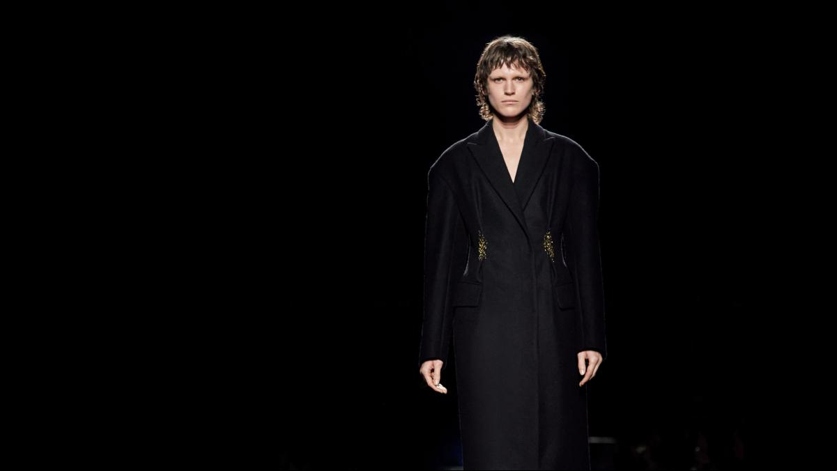 El abrigo negro: un imprescindible para afrontar este invierno con estilo