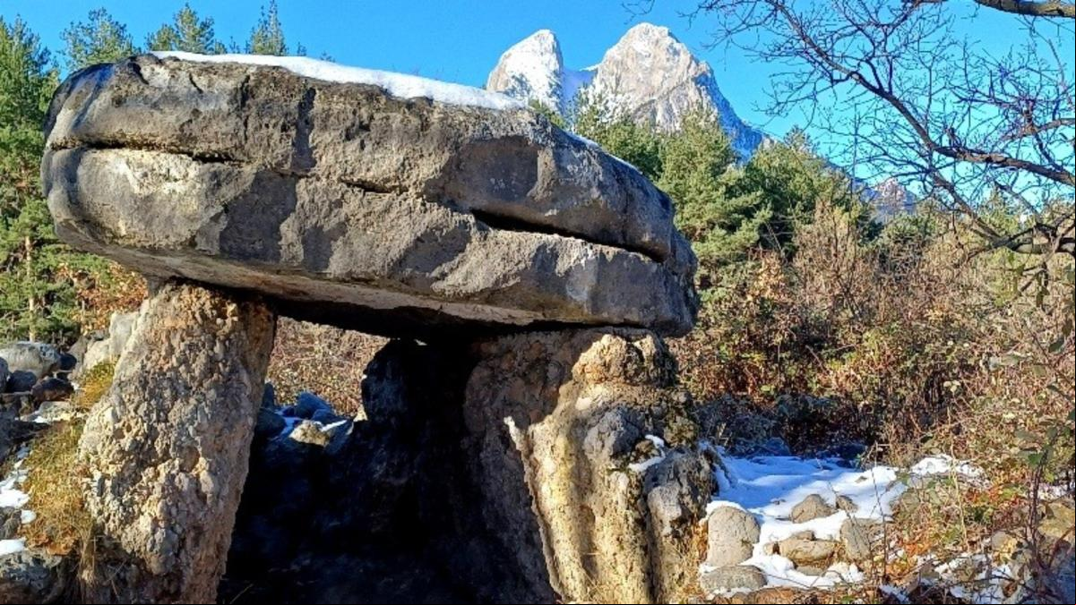 El dolmen de Molers con vistas al Pedraforca