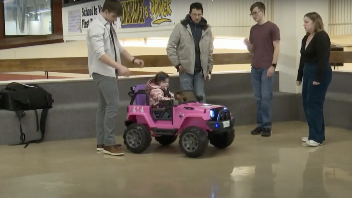 Unos estudiantes crean un coche de juguete adaptado para niña con síndrome de Williams