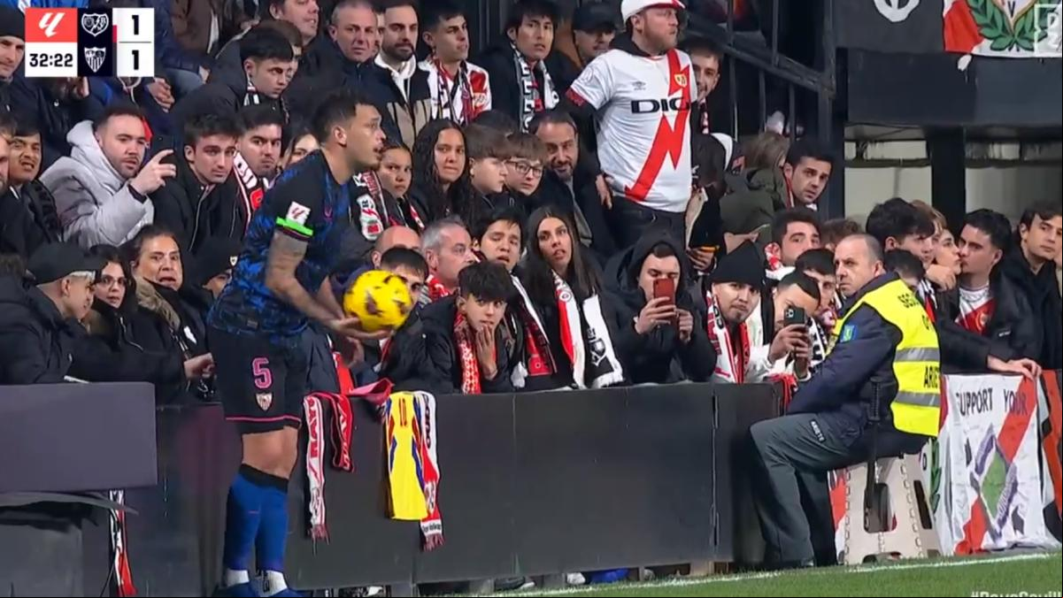 Un aficionado del Rayo Vallecano mete un dedo en el culo a Lucas Ocampos en pleno partido