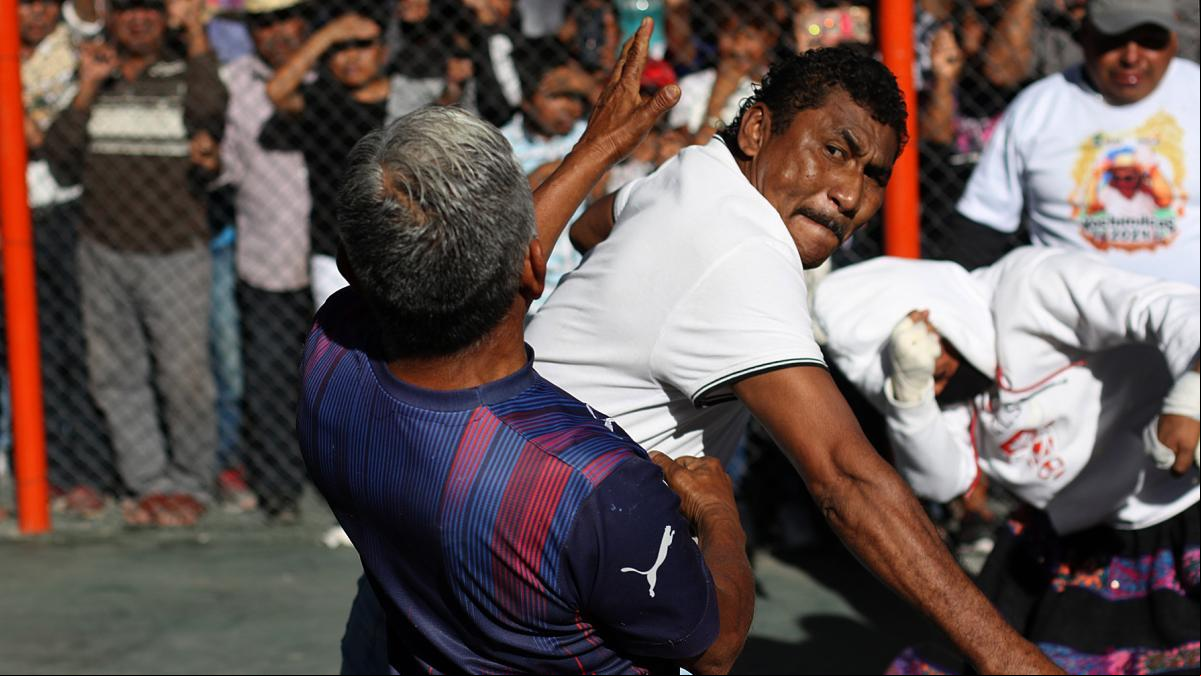 Habitantes del sur de México piden lluvias en martes de carnaval con peleas a puño limpio