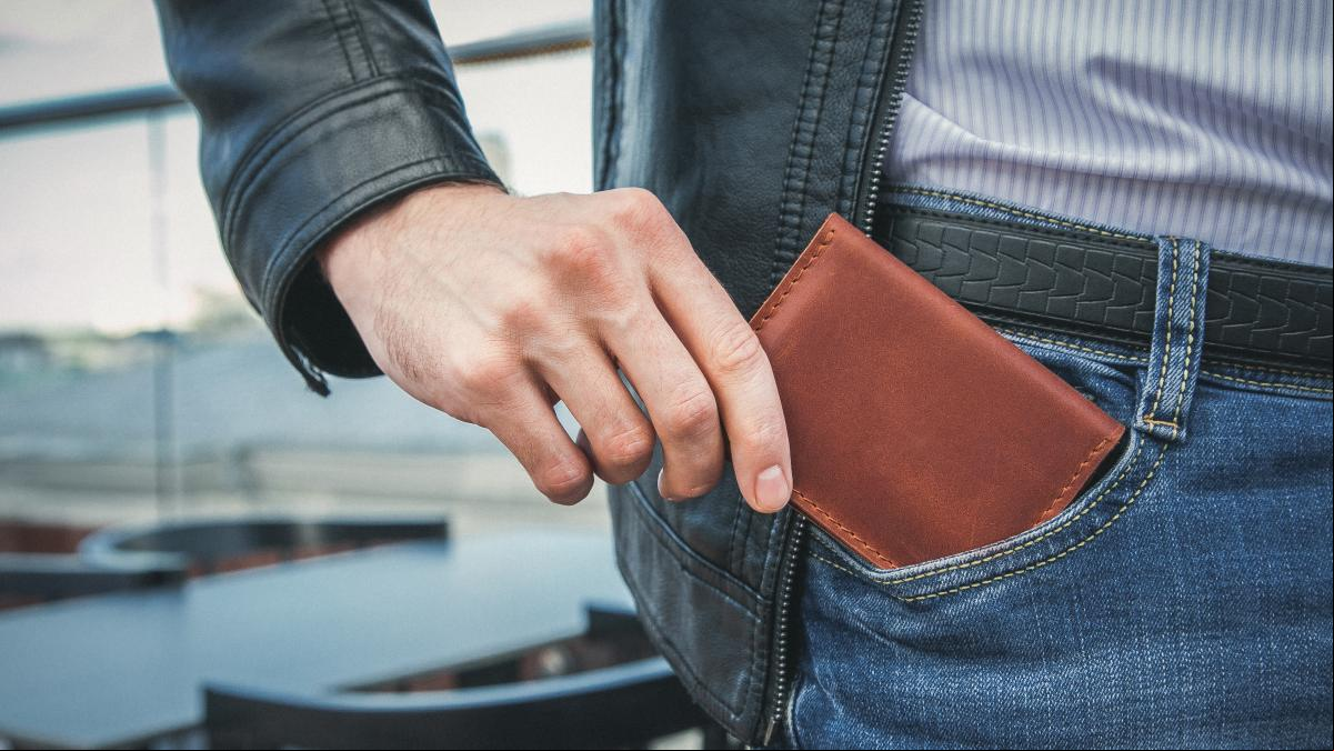 Un hombre pierde la cartera en Zaragoza, se la devuelven y le despiden por llevar drogas en ella Un hombre pierde la cartera en Zaragoza, se la devuelven y le despiden por llevar drogas en ella