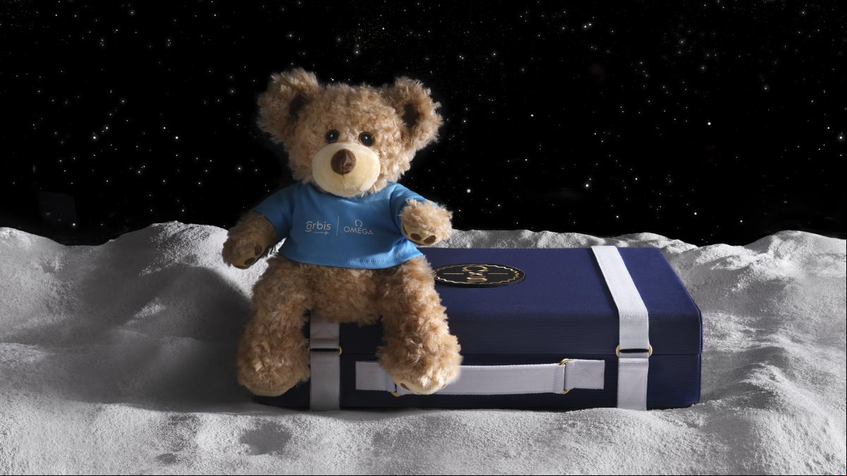 Sothebys subasta once maletines MoonSwatch MoonshineGold a beneficio de Orbis