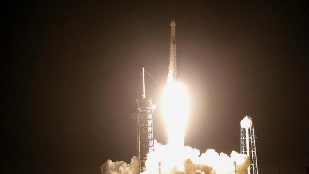 La NASA y Space X lanzan con éxito su octava misión comercial tripulada a la EEI
