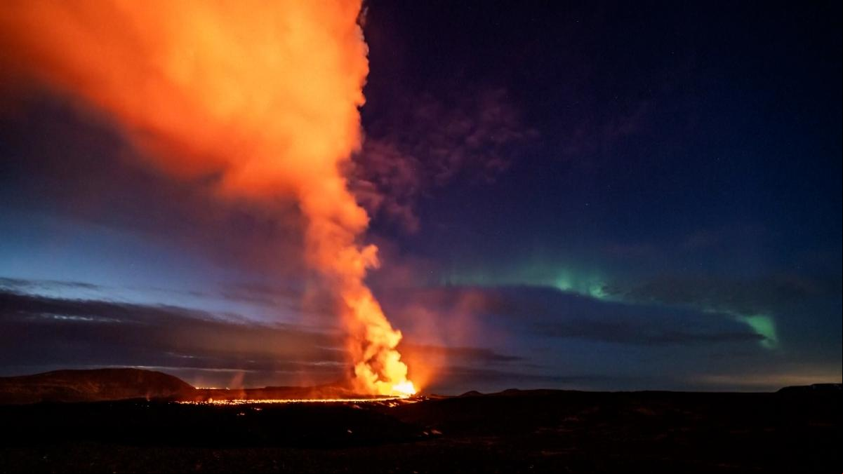 De postal: el volcán en erupción de Grindavik con una aurora boreal