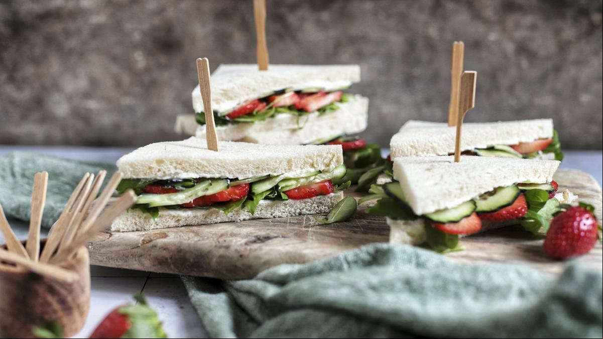 Ensaladas, sándwiches…7 recetas para comer fresas más allá del postre