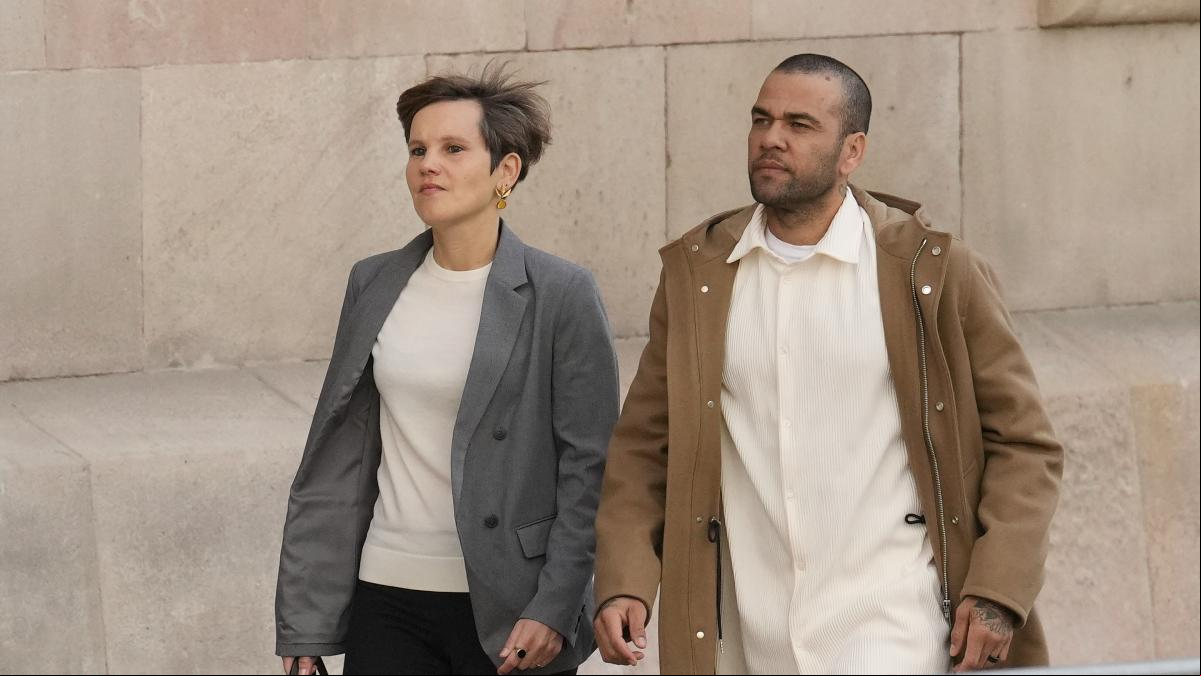 Dani Alves reaparece tras salir de prisión para firmar en el juzgado