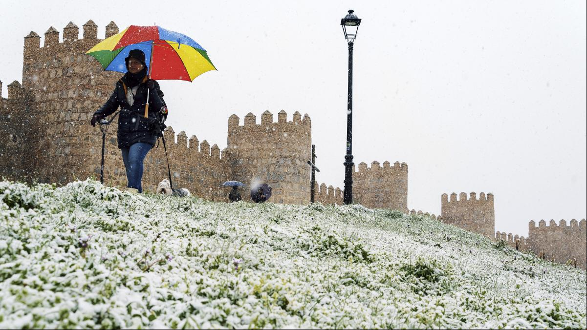 La borrasca Nelson mantiene en alerta a la mitad de España por nieve, viento, lluvias y olas