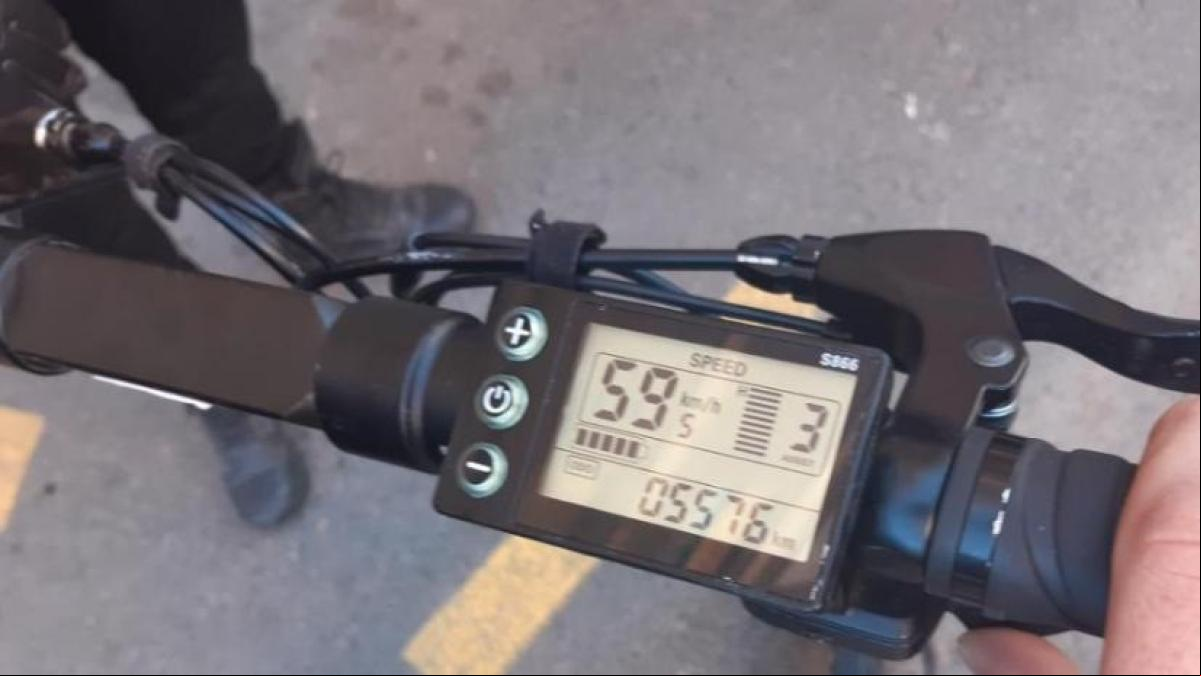 El dispositivo pionero de la policía de Castellón para controlar la velocidad de los patinetes que también quieren otras ciudades