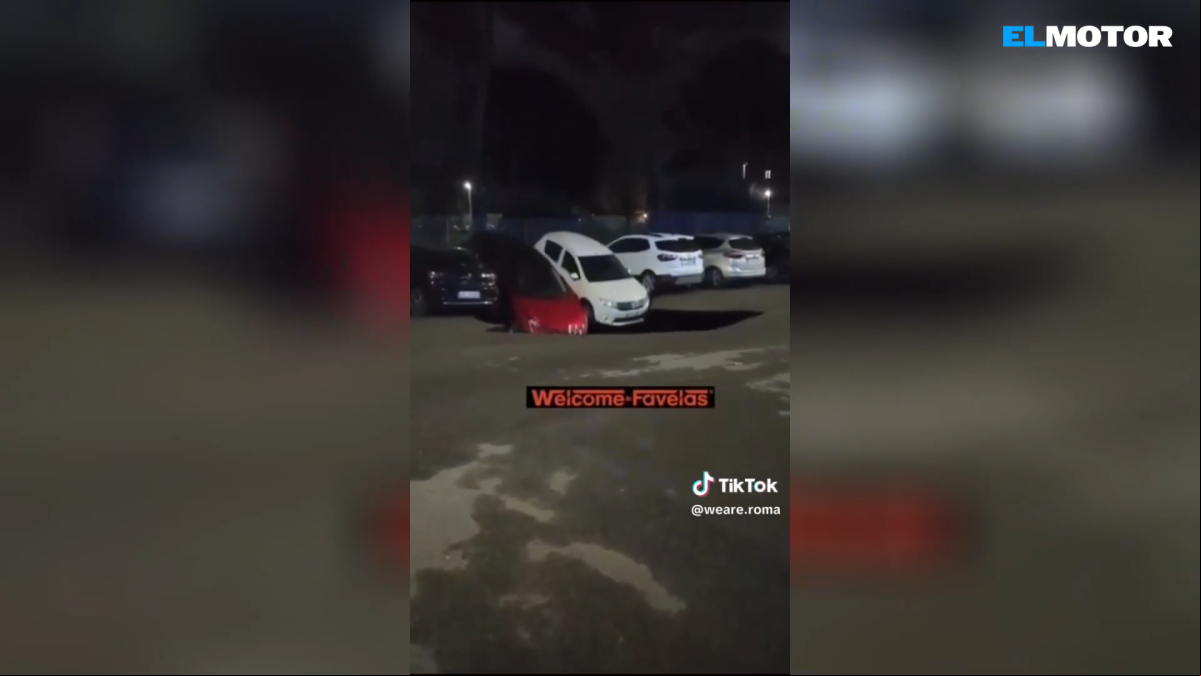 Un enorme cráter devora unos coches en Roma