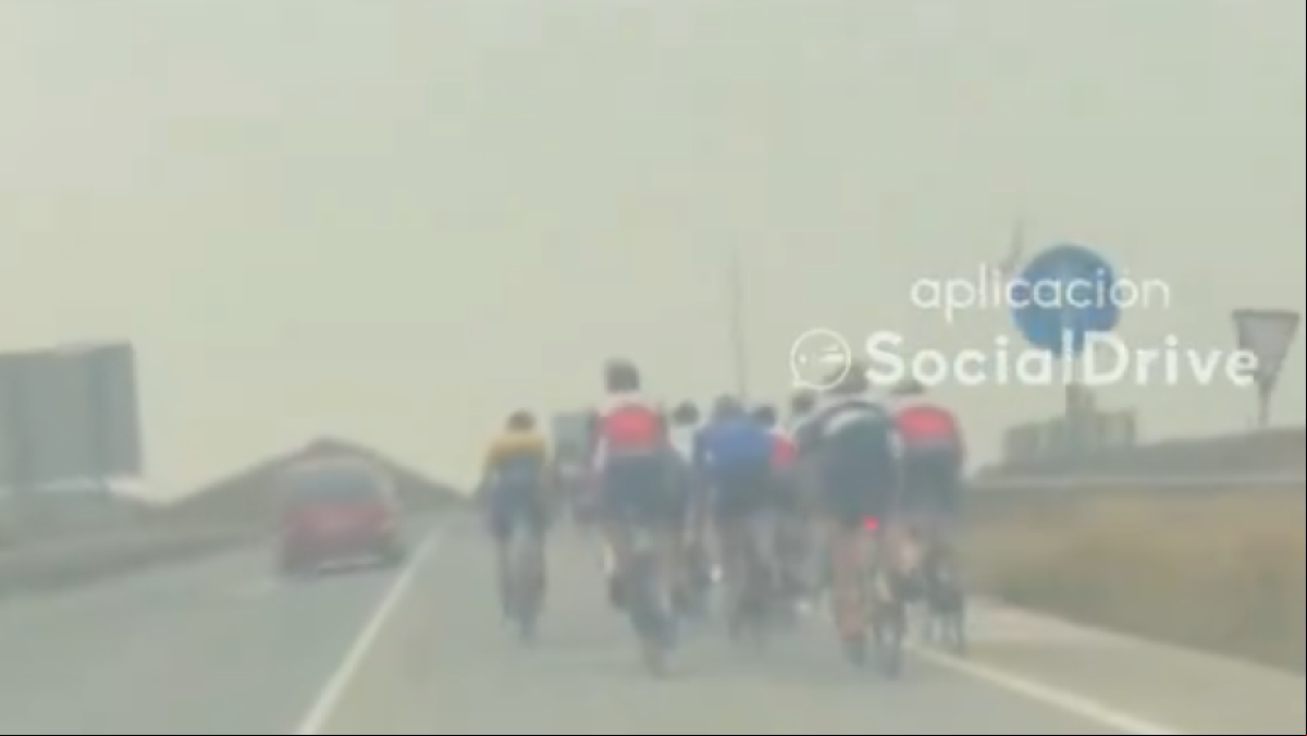 La circulación de este pelotón en bici indigna a los conductores : “soy ciclista y esta gente también me molesta”